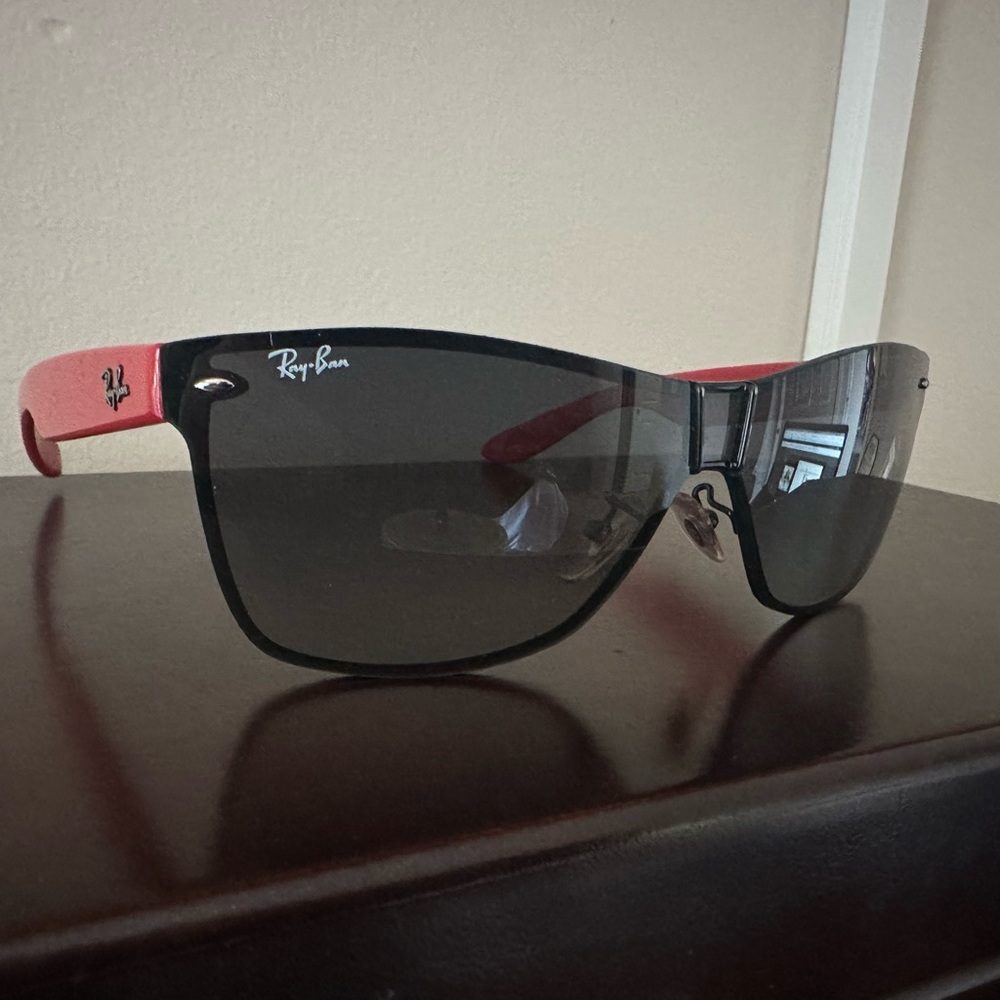 Ray Ban Wayfarer sunglasses black and red